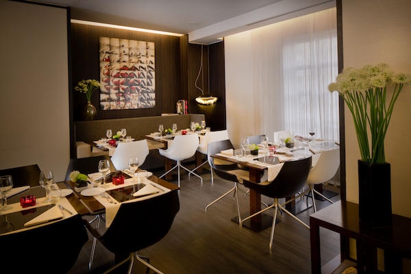 Breakfast, lunch, dinner served; international cuisine