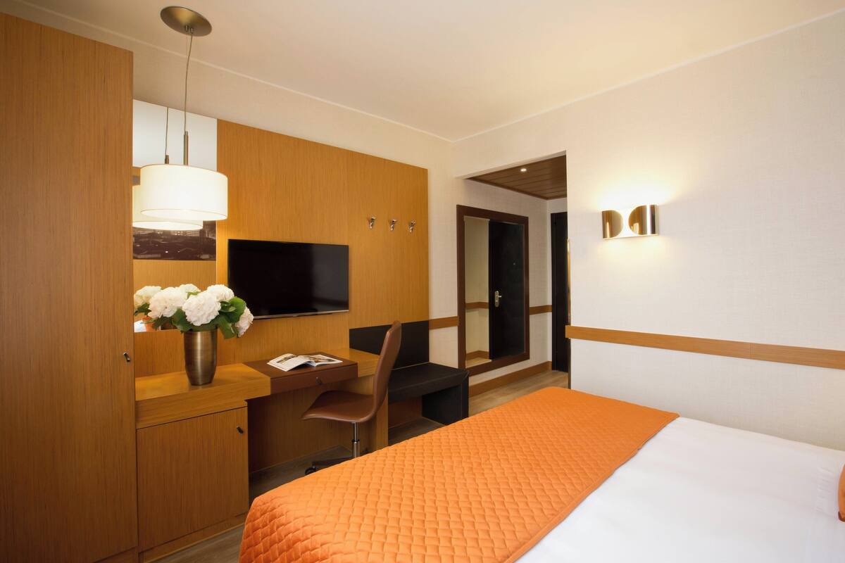 Triple Room | Premium bedding, minibar, in-room safe, desk