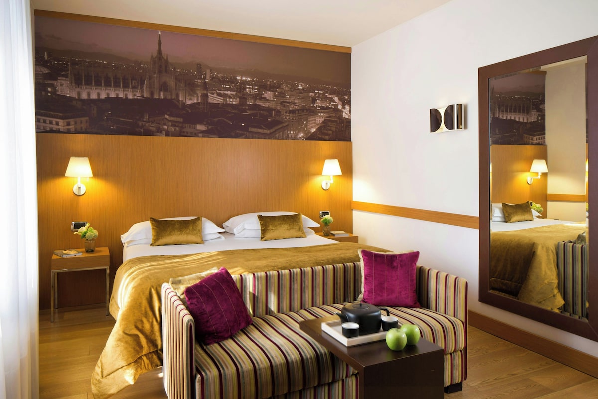 Premium bedding, minibar, in-room safe, desk