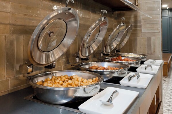 Desayuno buffet (CAD 24.86 por persona) 