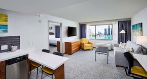 Suite, 2 Queen-Betten, barrierefrei (Mobility & Hearing, Roll-In Shower) | Daunenbettdecken, Pillowtop-Betten, Zimmersafe, Schreibtisch