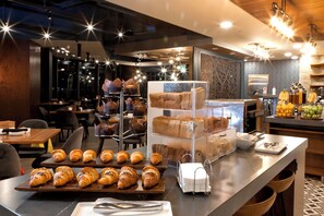 Daily buffet breakfast for a fee - DoubleTree by Hilton Windsor Hotel & Suites (Windsor)