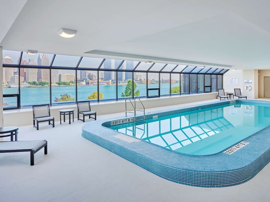 Indoor pool, sun loungers