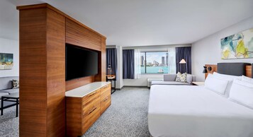 开间套房, 1 张特大床 (Water View) | 羽绒被、加厚床垫、客房内保险箱、办公桌