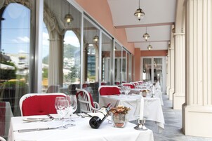 Lobby lounge