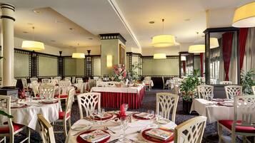 Desayuno buffet diario (CHF 30 por persona)