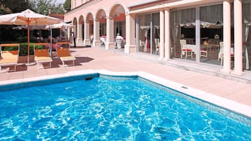 Piscina stagionale all'aperto, ombrelloni da piscina, lettini
