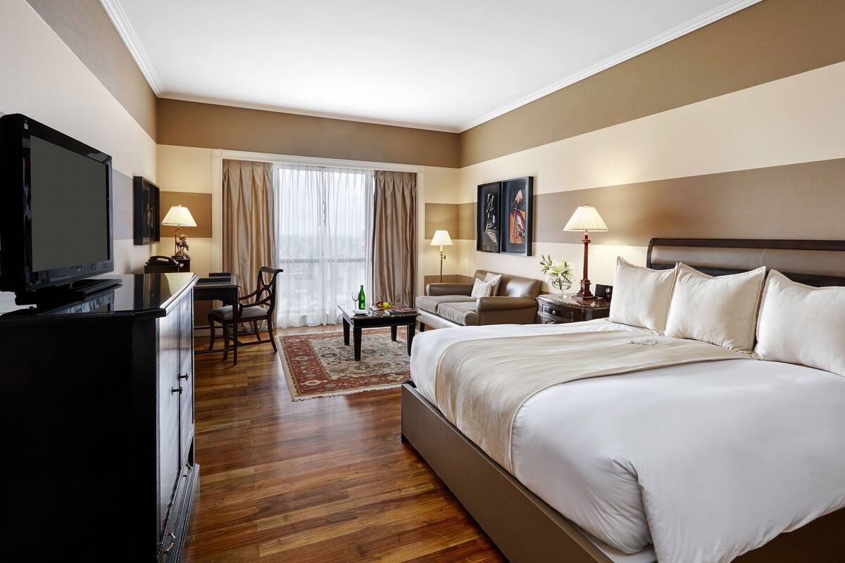 Premium bedding, pillowtop beds, minibar, in-room safe