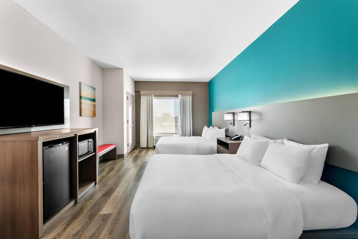 suite, multiple beds, accessible, non smoking | premium bedding, desk, blackout curtains, iron/ironing board