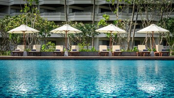2 piscinas al aire libre, sombrillas, sillones reclinables de piscina