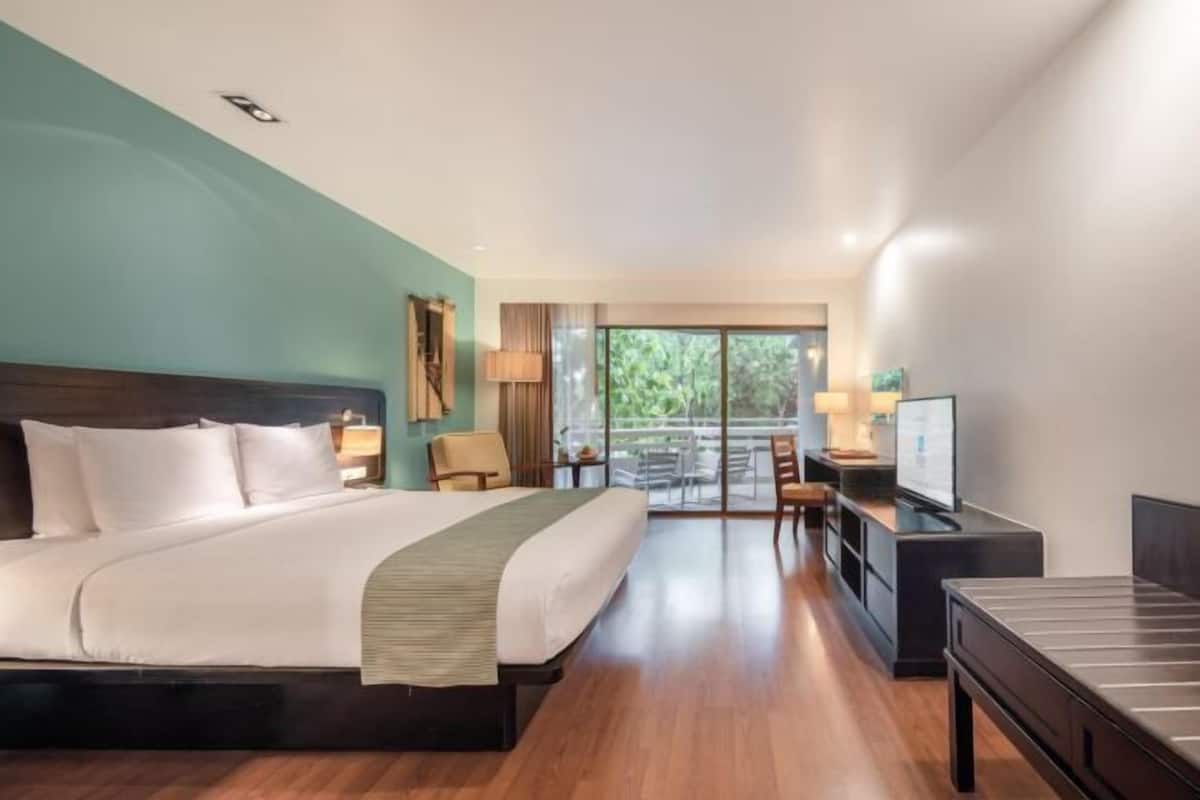 1 bedroom, in-room safe, desk, blackout curtains