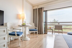 Regency Room, Pool View | 1 Schlafzimmer, Zimmersafe, Schreibtisch, Verdunkelungsvorhänge