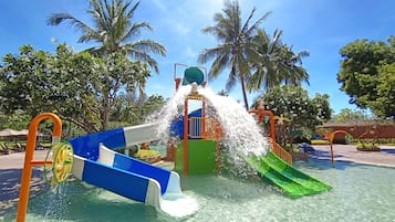 2 kolam renang outdoor, dengan payung kolam renang dan kursi berjemur