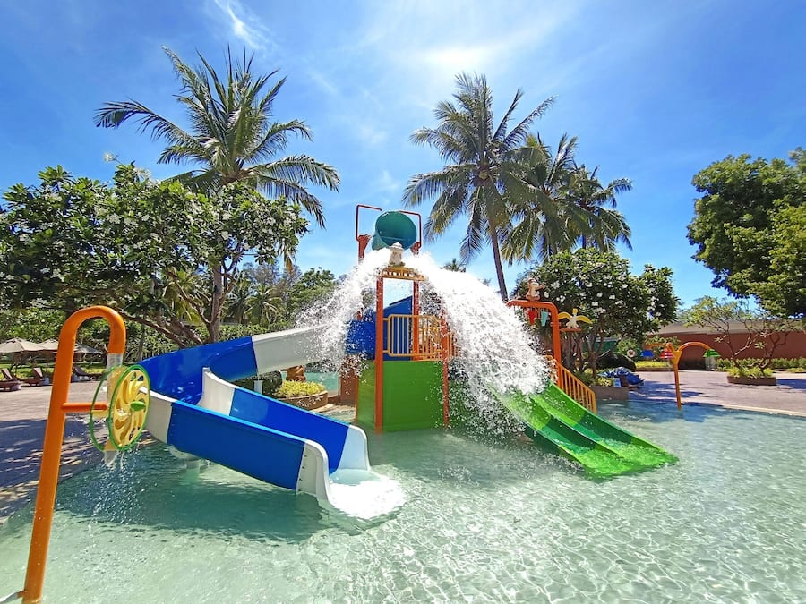 2 piscinas externas, funciona das 7h às 20h, guarda-sóis