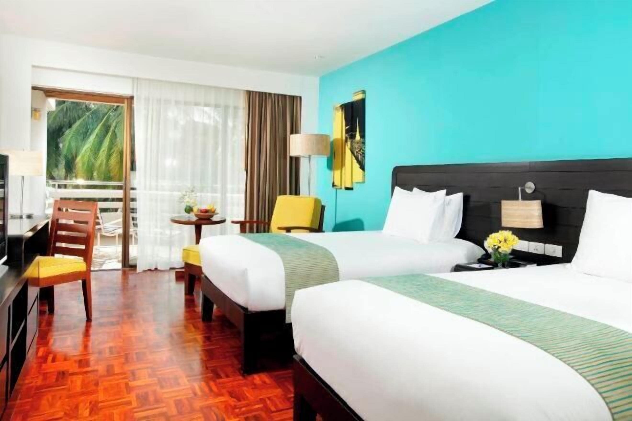 客房内保险箱、办公桌、遮光窗帘、熨斗/熨板