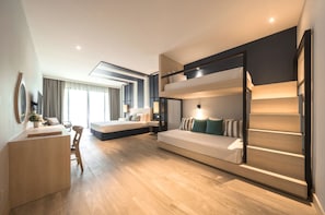 Family Bunk Beds, Pool View or Garden View | Zimmersafe, Schreibtisch, Verdunkelungsvorhänge, Bügeleisen/Bügelbrett