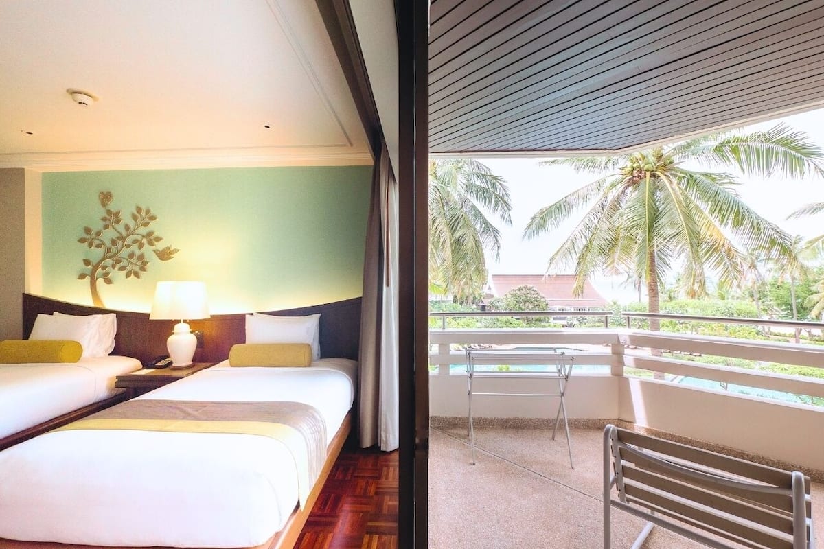 Deluxe Twin Room | 1 bedroom, in-room safe, desk, blackout drapes