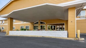 A hotel with a flat roof, large windows, and a brick facade. - Quality Inn Paradise Creek Pullman (Pullman)