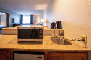 Una cocina equipada con microondas, fregadero y lavavajillas.