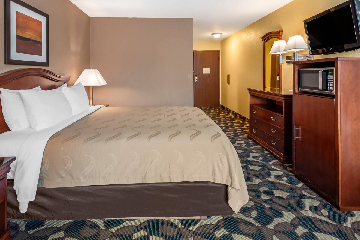 Room, 1 Queen Bed, Accessible, Non Smoking | In-room safe, iron/ironing board, cribs (free), rollaway beds (free)