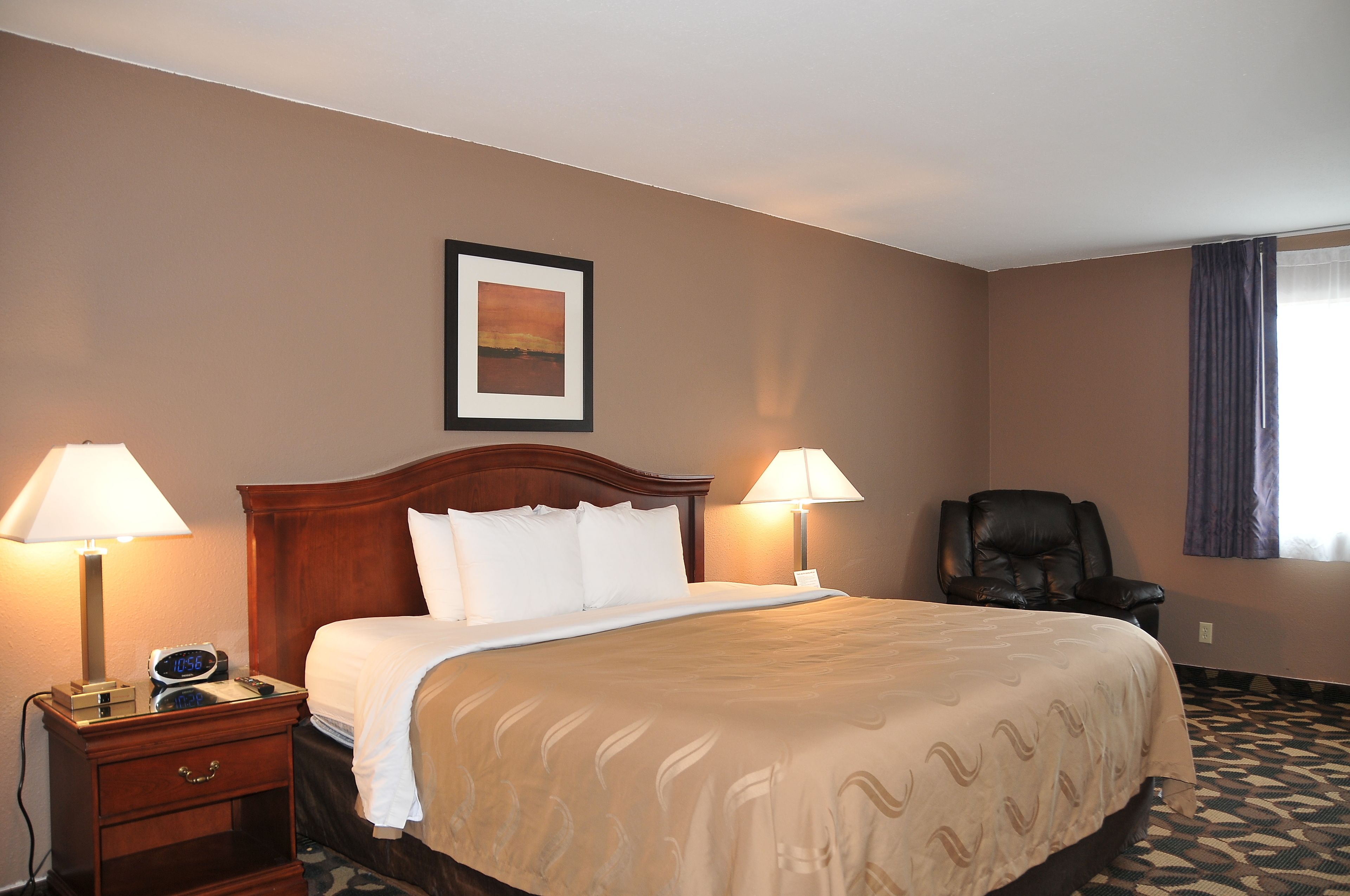 Standardzimmer, 1 King-Bett, Nichtraucher | Zimmersafe, Bügeleisen/Bügelbrett, kostenlose Babybetten