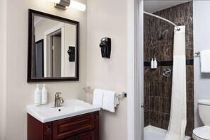 Kombinasi shower/bathtub, pengering rambut,  dan handuk