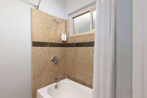 Standard Room, 1 King Bed | Bathroom | Combined shower/tub, hair dryer, towels - Travelodge by Wyndham by Fisherman's Wharf (San Francisco)