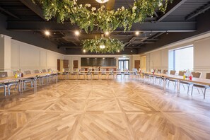 A conference room with a large, polished wooden floor and long tables arranged for meetings. - Holiday Inn Newcastle - Gosforth Park by IHG (Newcastle-upon-Tyne)