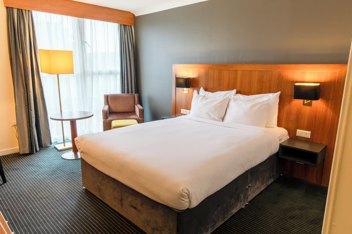 Standard Room, 1 King Bed (Walk-In Shower) | Premium bedding, in-room safe, desk, laptop workspace
