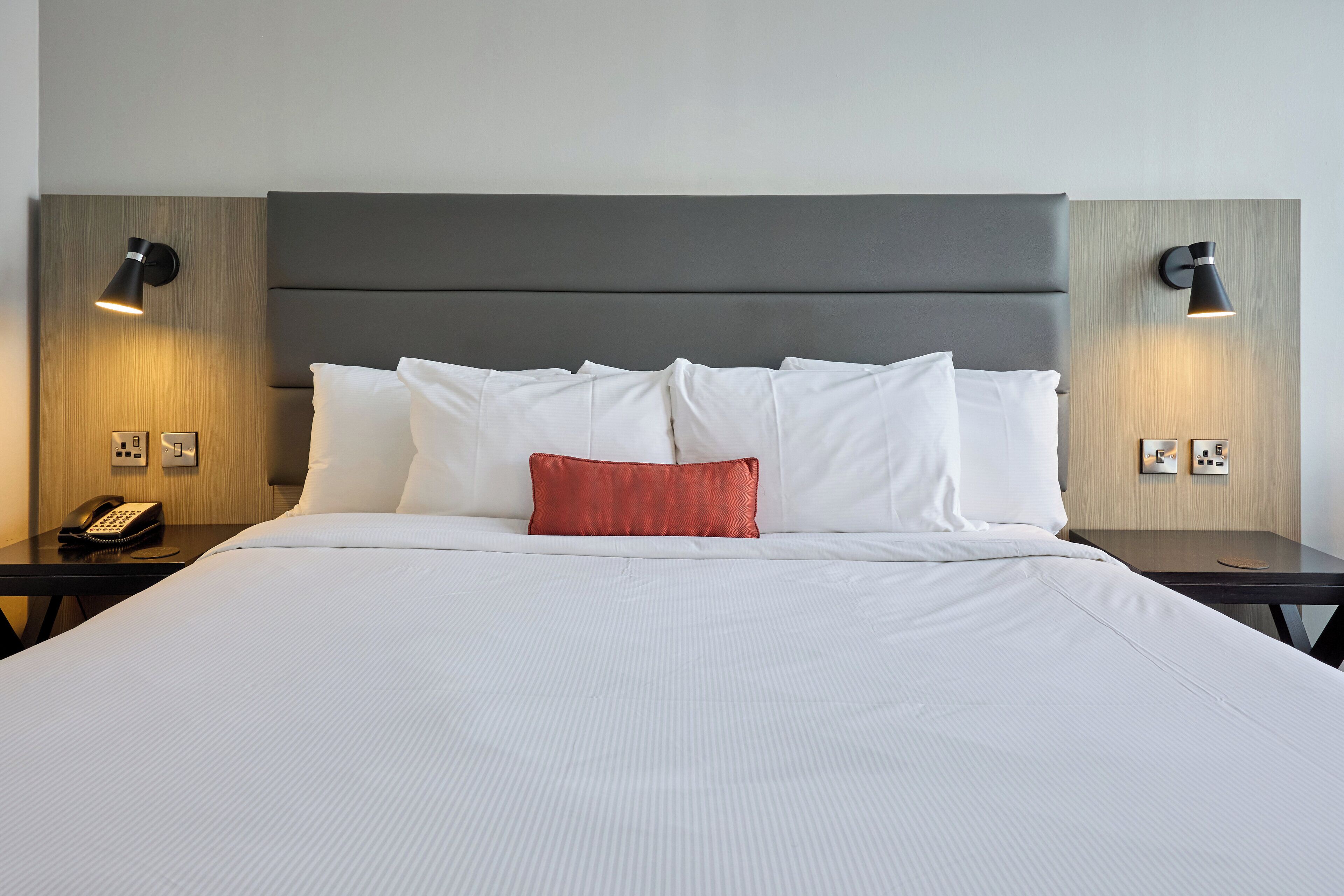 Premium Room, 1 King Bed | Premium bedding, in-room safe, desk, laptop workspace