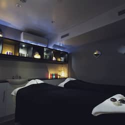 Salas para tratamentos a dois, sauna seca, banheira de hidromassagem