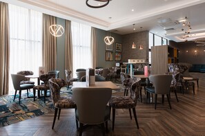 Lounge - Holiday Inn Newcastle - Gosforth Park by IHG (Newcastle-upon-Tyne)