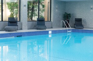 Indoor pool, sun loungers - Holiday Inn Newcastle - Gosforth Park by IHG (Newcastle-upon-Tyne)