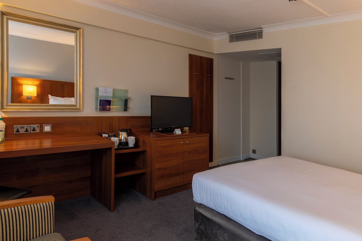 Standard Room, 1 King Bed | Premium bedding, in-room safe, desk, laptop workspace