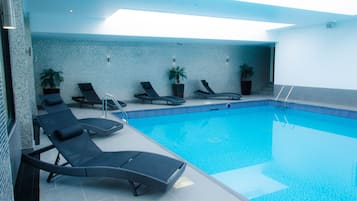 Piscina coperta, lettini