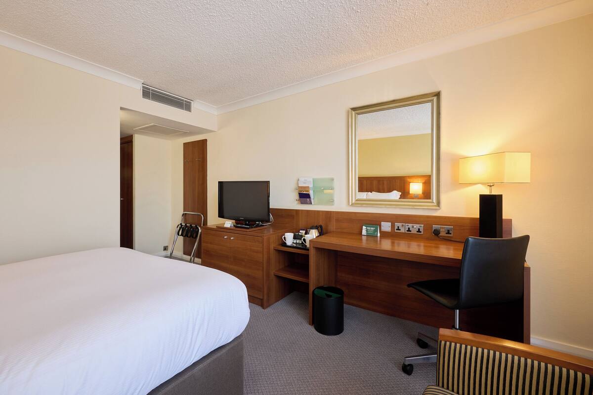 Standard Room, 1 King Bed | Premium bedding, in-room safe, desk, laptop workspace