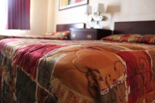 Escritorio, espacio para trabajar con laptop y cortinas blackout 