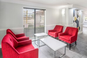 Lobby sitting area - Motel 6 Dallas, TX - Market Center (Dallas)