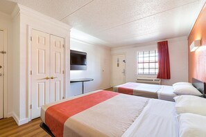 Free WiFi, bed sheets - Motel 6 Dallas, TX - Market Center (Dallas)