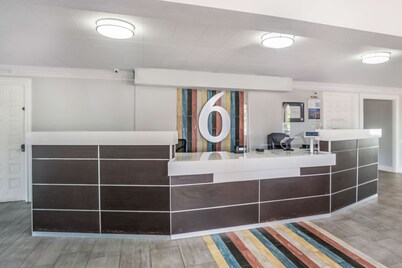 Motel 6 Dallas, TX - Market Center