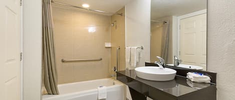 Combined shower/tub, towels