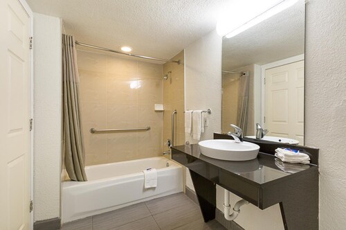 Motel 6 Dallas, TX - Market Center