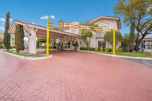 Front of property - Motel 6 Dallas, TX - Market Center (Dallas)