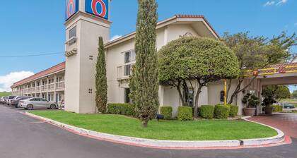 Motel 6 Dallas, TX - Market Center