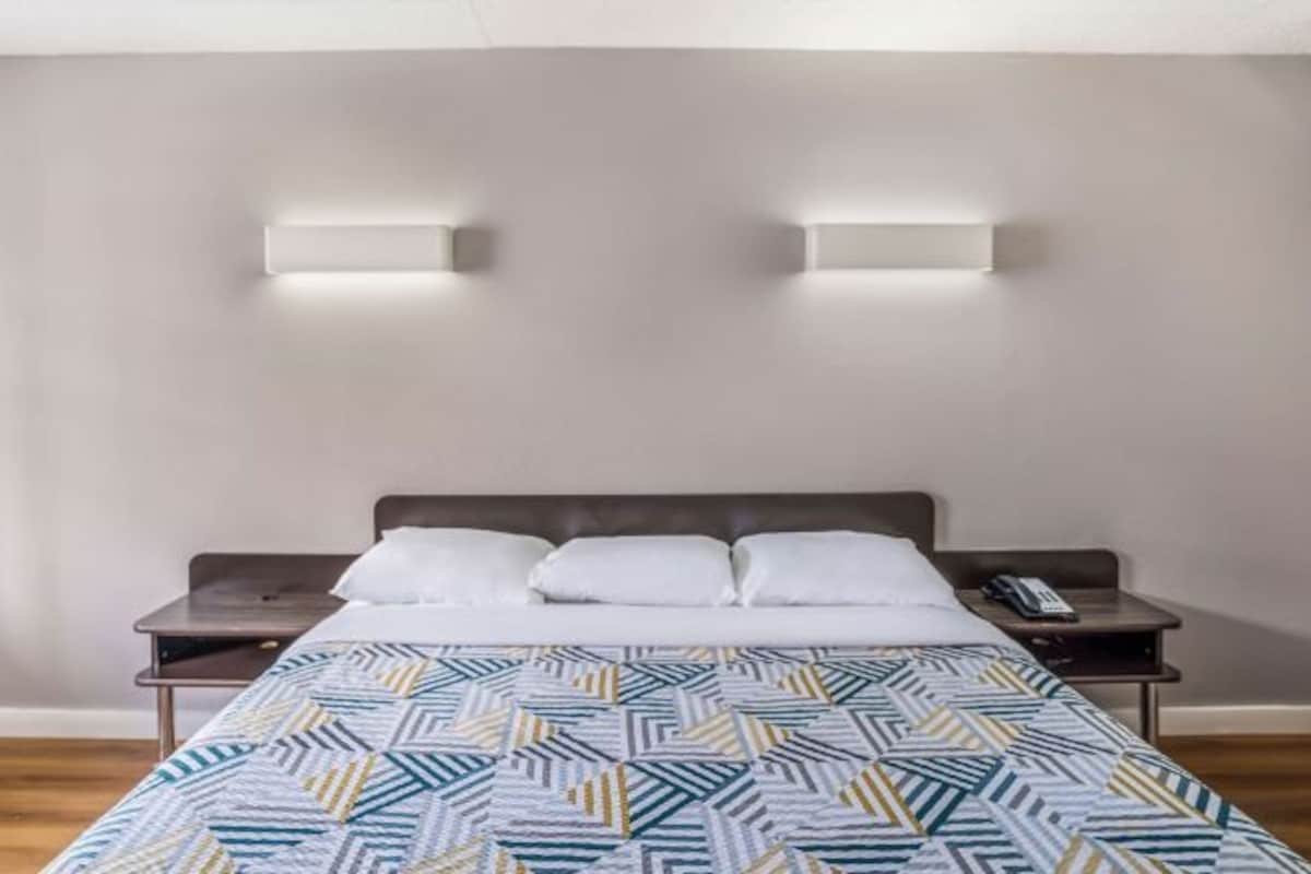 WiFi (free), bed sheets