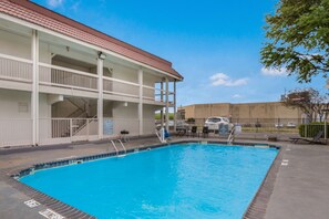 Outdoor pool - Motel 6 Dallas, TX - Market Center (Dallas)