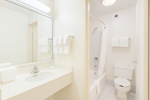 Standard Room | Bathroom | Combined shower/bathtub, free toiletries, hair dryer, towels