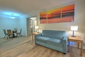 Suite Deluxe | Área de sala de estar | Televisión LCD 