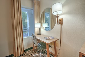 Desk, iron/ironing board, free WiFi, bed sheets - Hotel Carolina (Hilton Head Island)