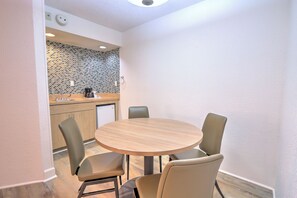 In-room dining - Hotel Carolina (Hilton Head Island)